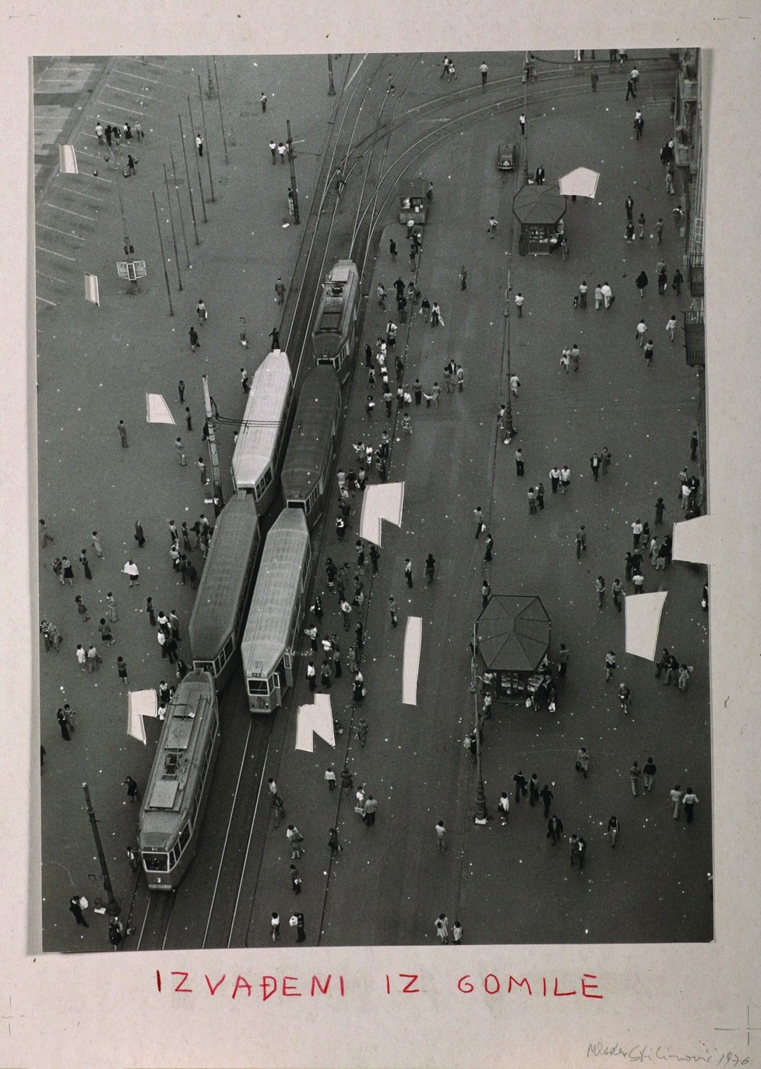 Mladen Stilinović (Groupa Šectorice), Taken Out from the Crowd, 1976, c/b fotografija, papir, 486 x 350 mm, Marinko Sudac Collection