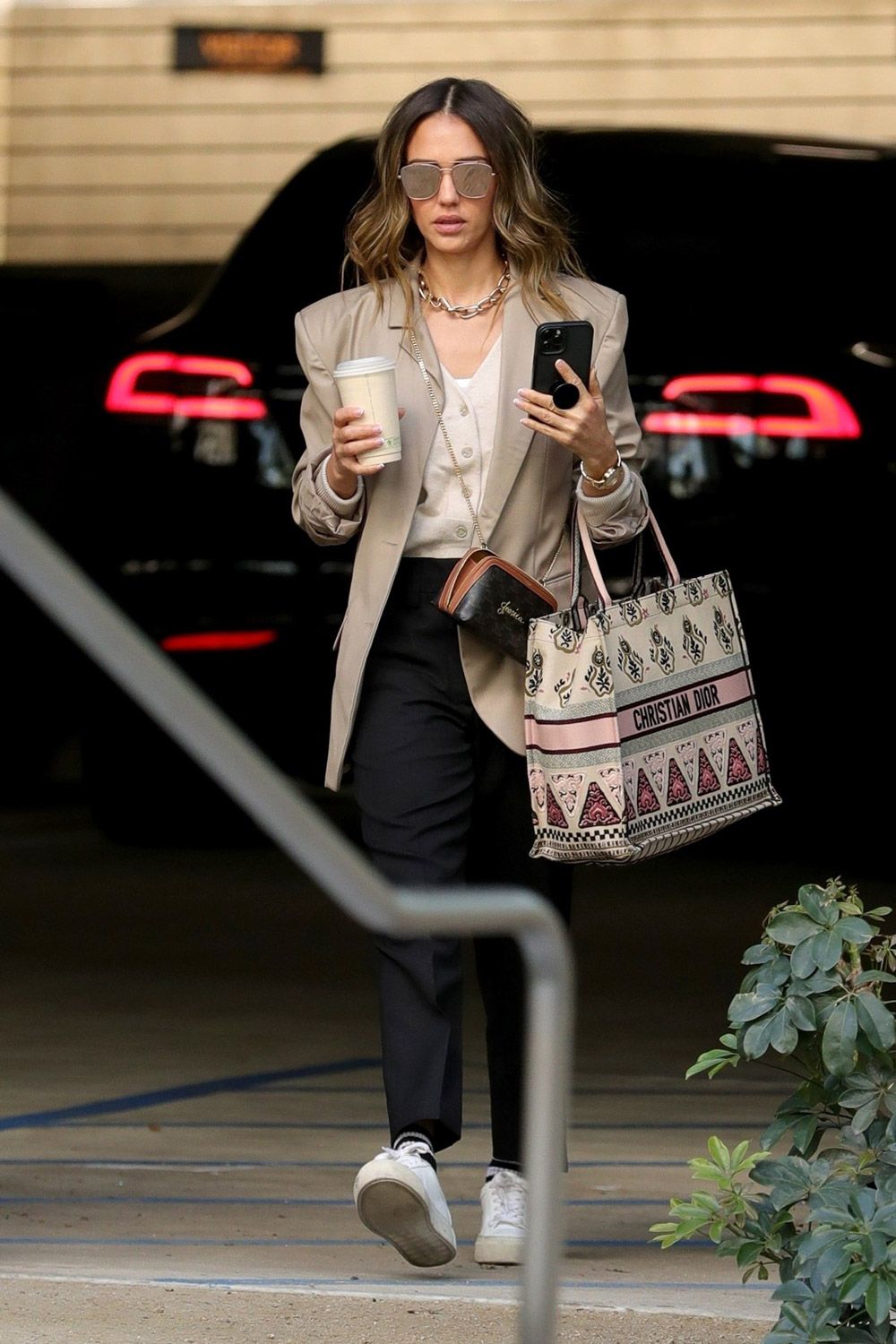 Street style inspiracija: Jessica Alba bira casual eleganciju za poslovni look 2021.