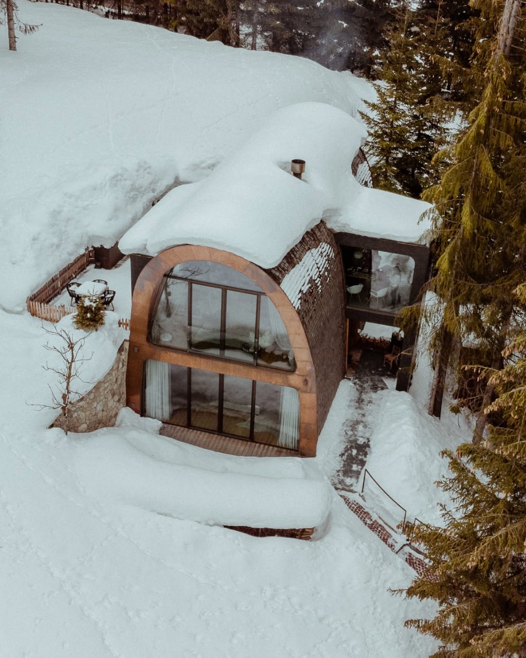 Ne možemo se nagledati ove kolibe na Dolomitima koja je sinonim za zimski odmor iz snova