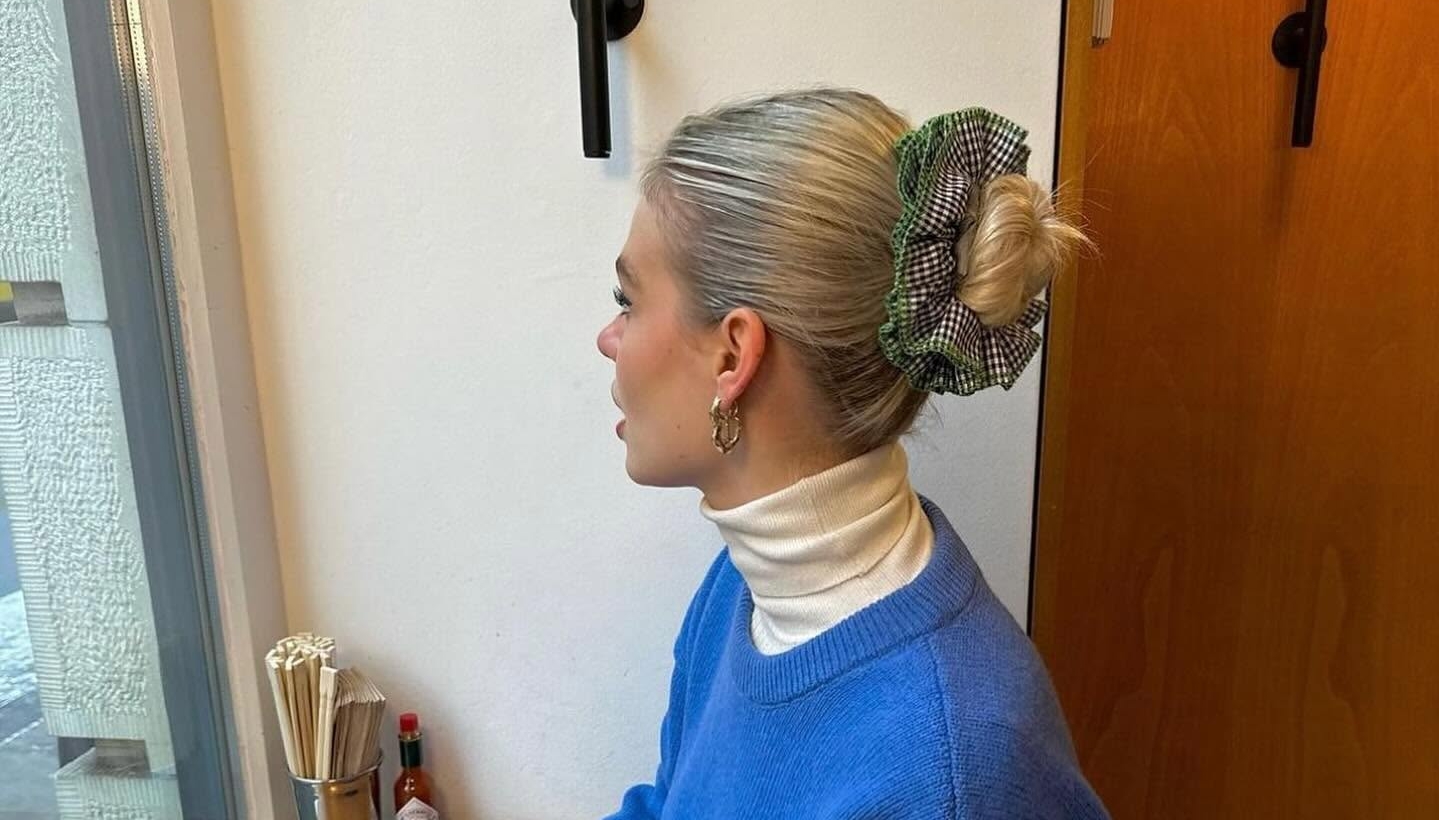 Jumbo scrunchie je omiljeni dodatak za kosu iz 90-ih, a evo koje još nosimo ove jeseni