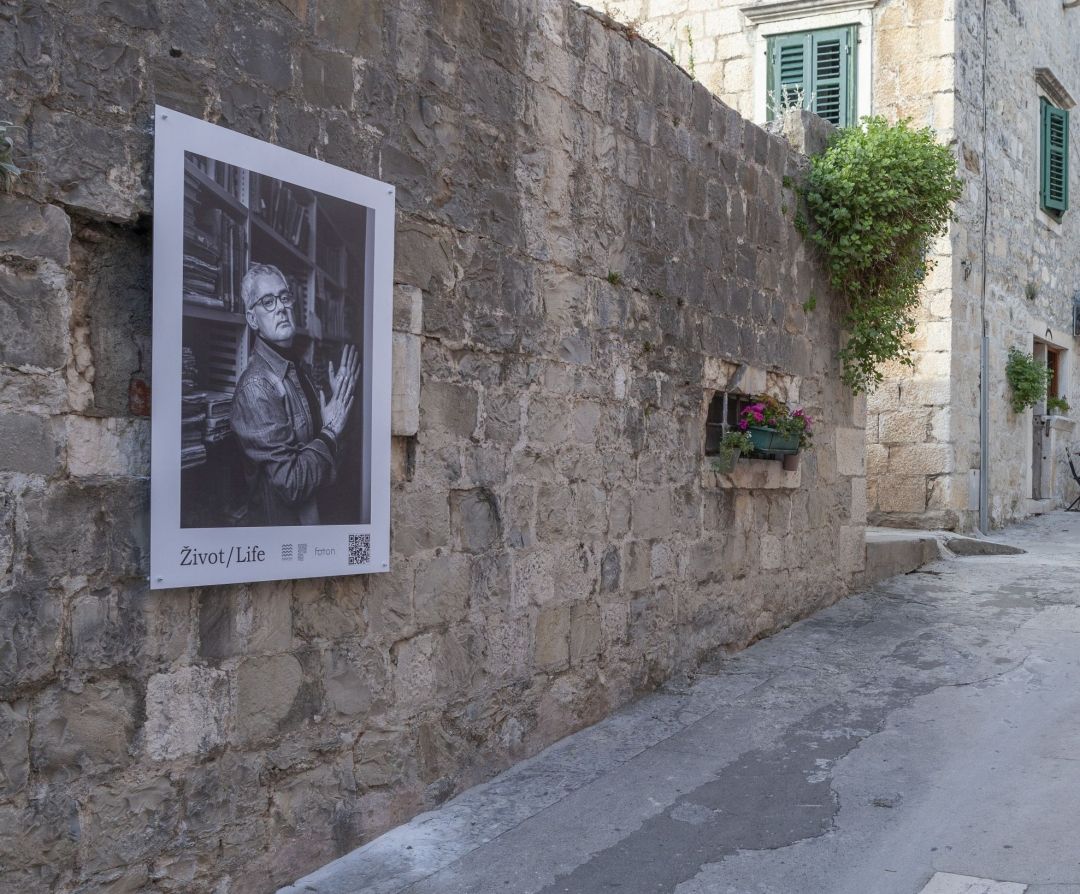 Izložba fotografija Mare Milin “život/Life” postavljena u staroj jezgri Makarske