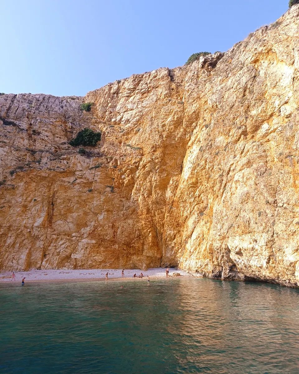 Ovu plažu nazivaju zlatnom (Golden Bay), a nalazi se na jednom kvarnerskom otoku