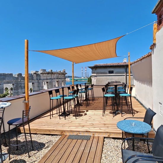 Poznati kafić u Puli odnedavno ima i rooftop sa sjajnim pogledom na Arenu i more