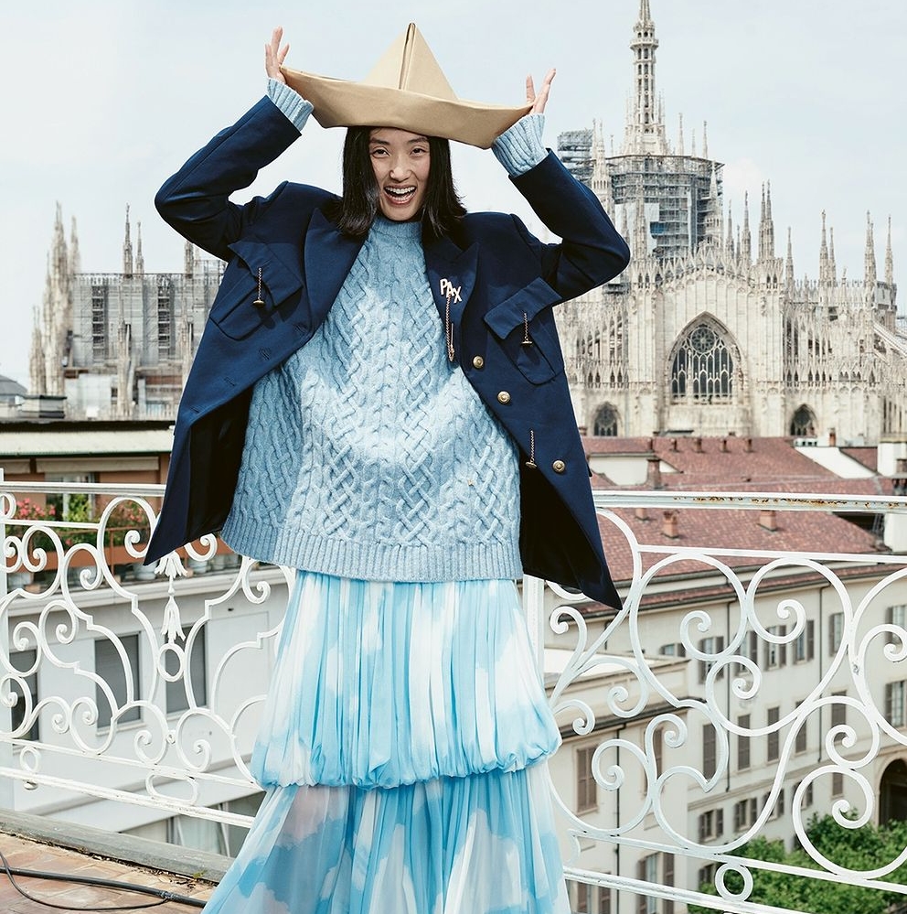 Moschino se vraća na modnu mapu – nova kampanja snimljena je na ulicama Milana i odlična je