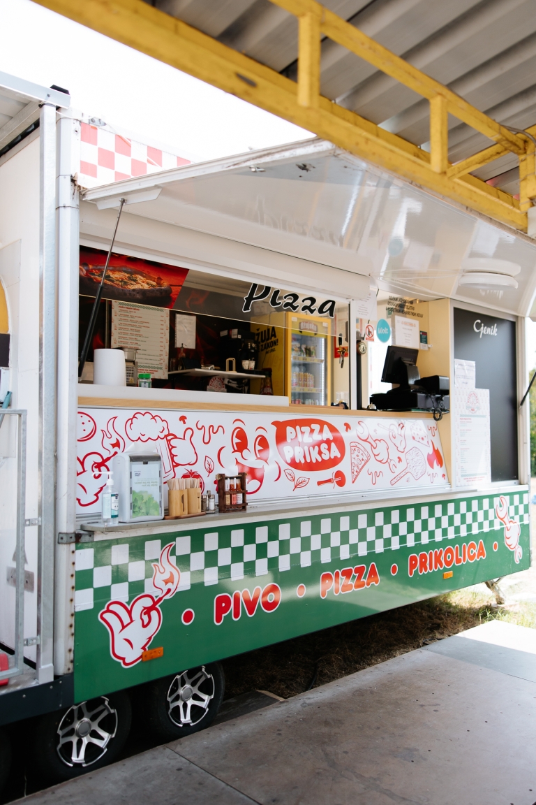 U Španskom se nalazi prva mobilna pizzerija s krušnom peći iz koje izlaze odlične ‘bakine napoletane’