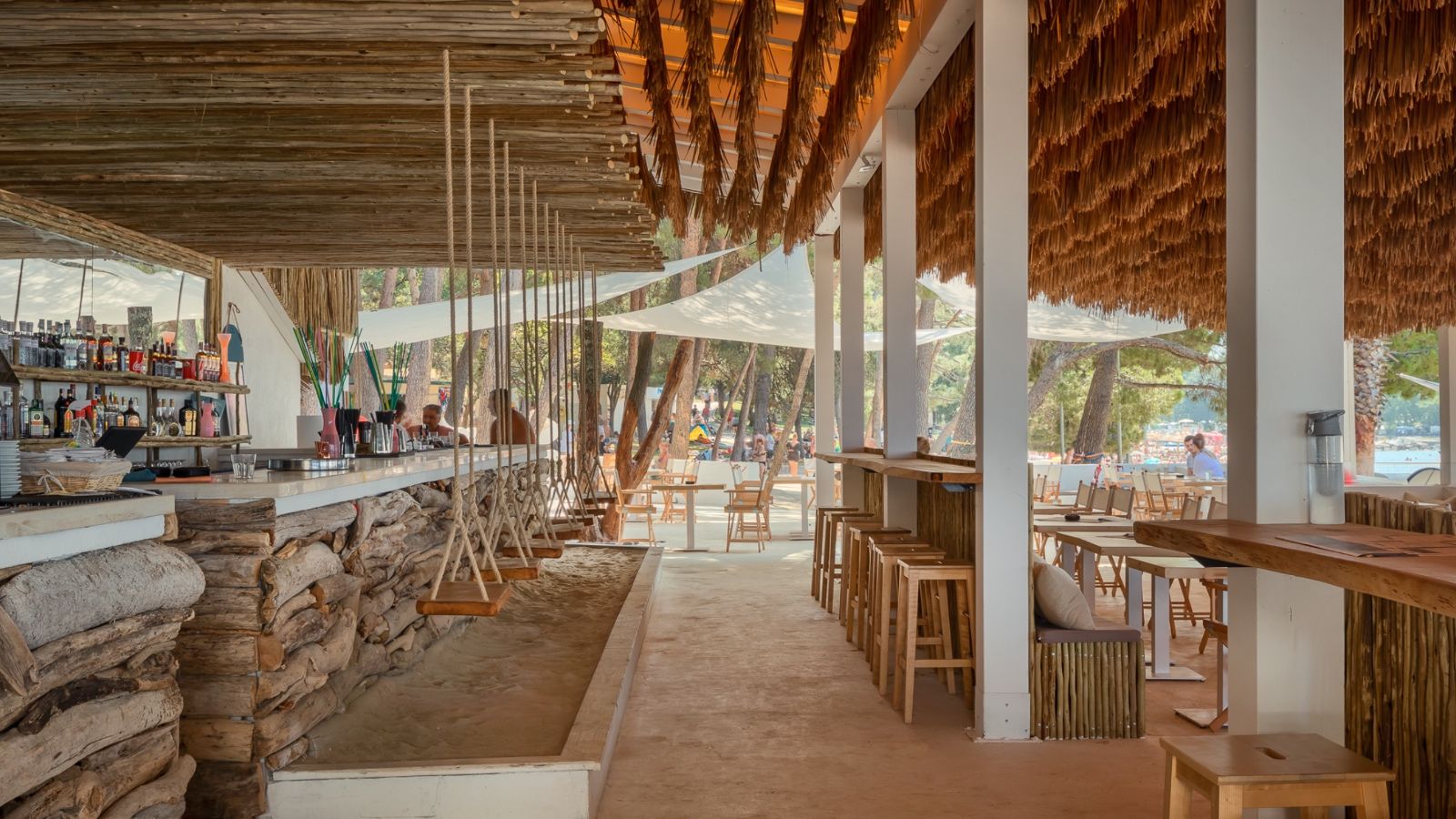 Beach bar u Istri za šankom ima ljuljačke, a na plaži su kreveti s baldahinima