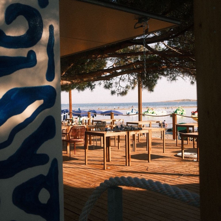 Na medulinskoj plaži osvanuo je novi bar, a oslikao ga je naš poznati umjetnik