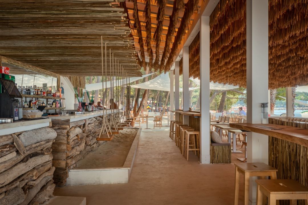 Beach bar u Istri za šankom ima ljuljačke, a na plaži su kreveti s baldahinima