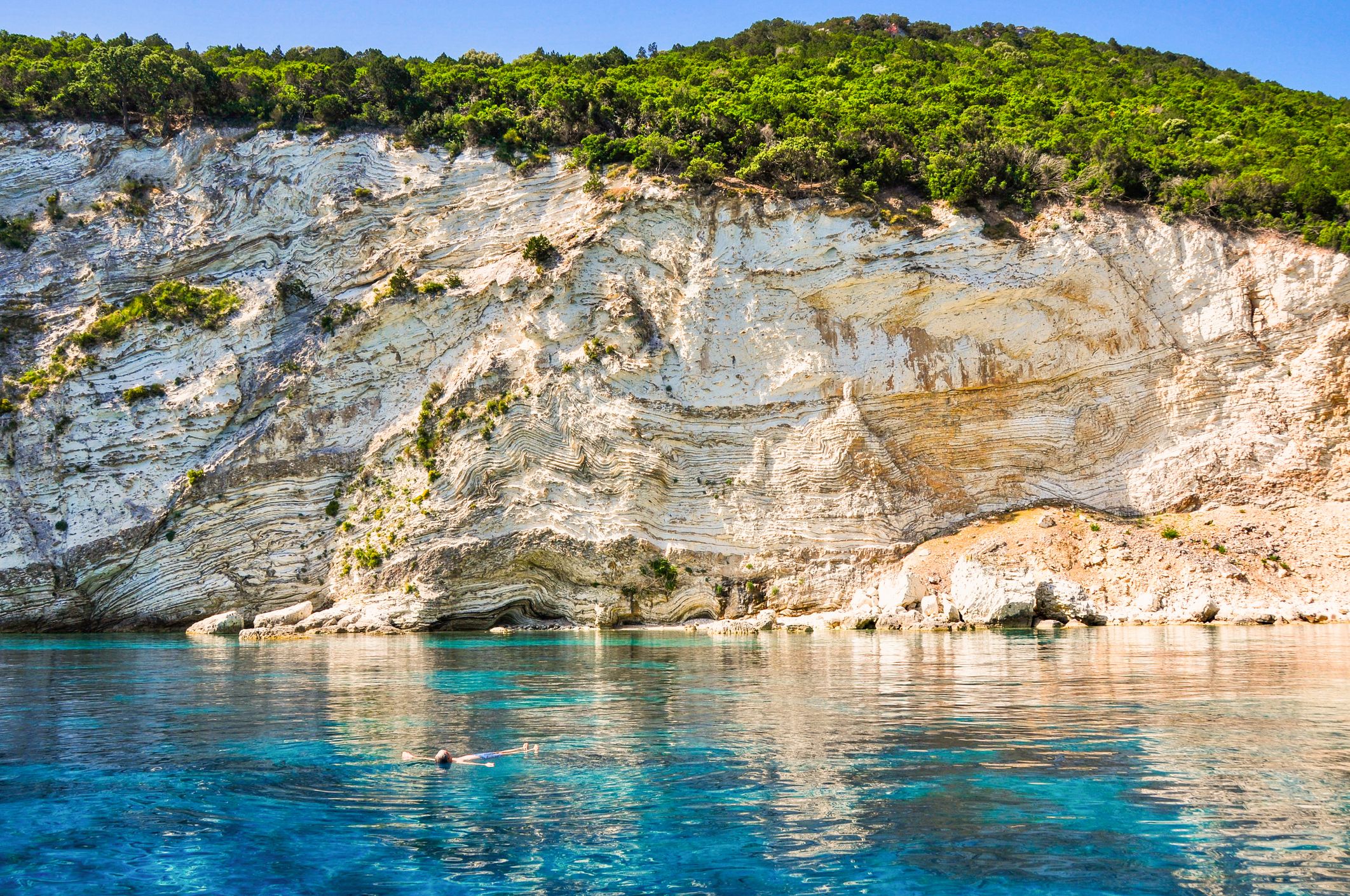 Ovo dodajemo na travel listu: Skriveni grčki otok gdje možete plivati s praščićima