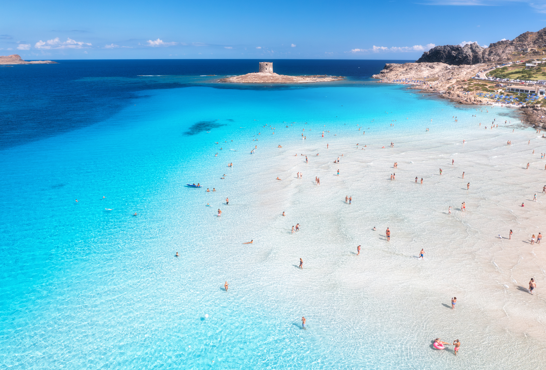 Sardnijia, plaža La Pelosa_foto_den-belitsky_iStock-2036146732