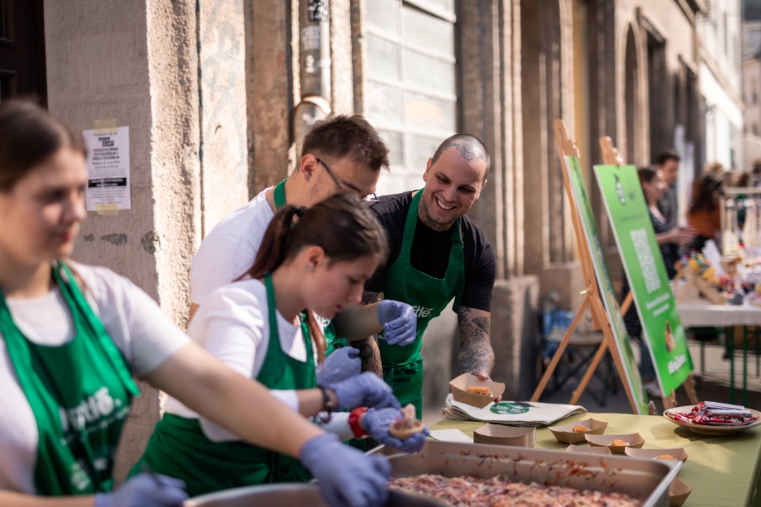 Chef Mario Mandarić s učenicima Centra za odgoj i obrazovanje Slava Raškaj na Ilica Q’artu pripremao zero waste zalogaje