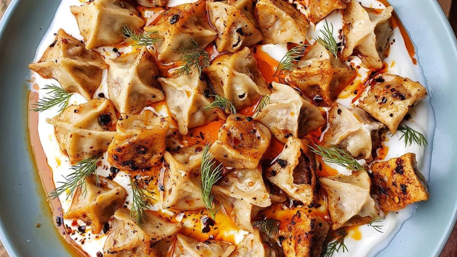 Manti, turski dumplingsi o kojima svi pričaju – donosimo recept s jogurtom i spicy uljem