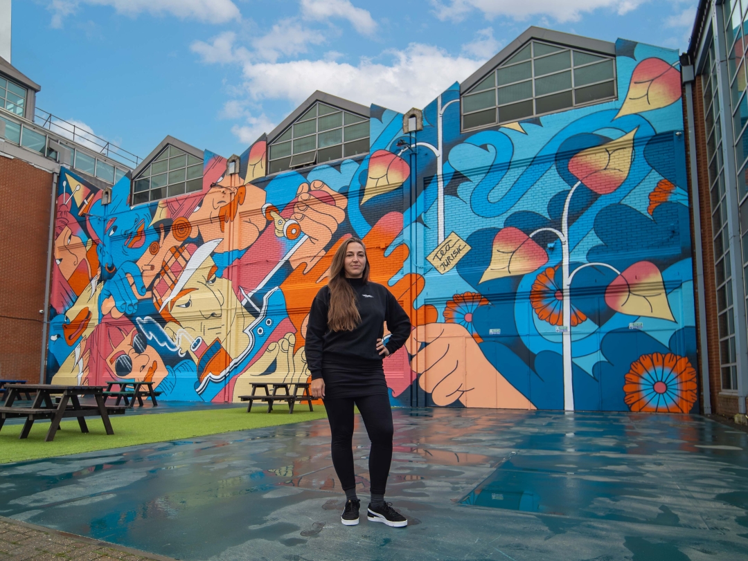 Tea Jurišić naslikala je veliki mural na shopping centru Surrey Quays u Londonu