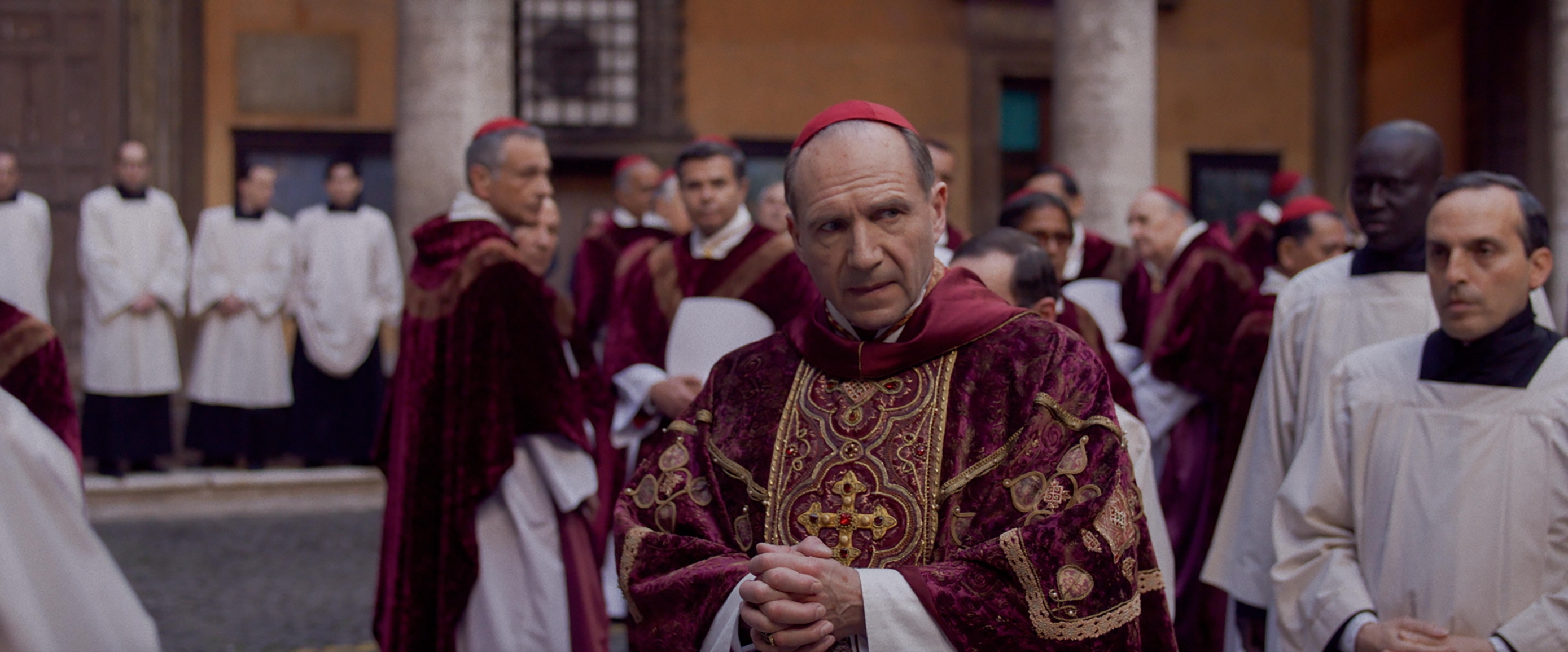 Conclave je psihološki triler koji bi Stanleyju Tucciju mogao priskrbiti prvog Oscara