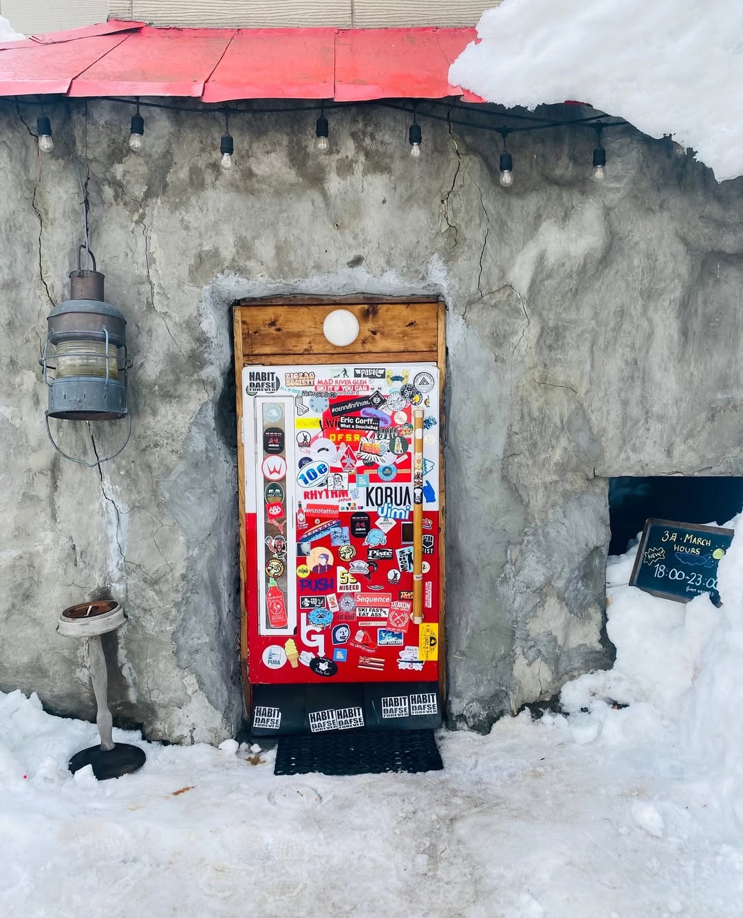 Pronašli smo jako cool bar u koji se ulazi kroz velika vrata hladnjaka