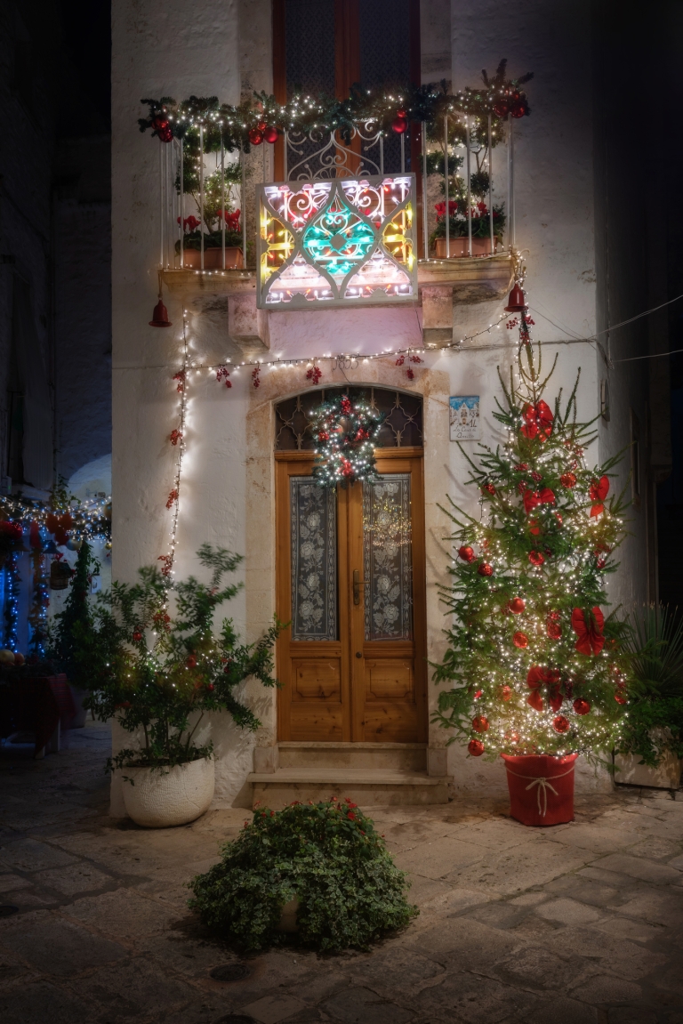 advent u Italiji_Locorotondo_KonstantinMaslak_iStock-1357914371