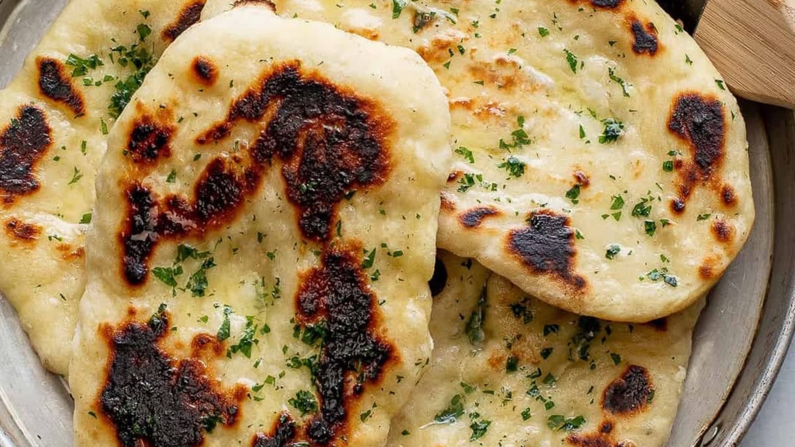 Naan bread sa sirom i sezamom je sve što nam treba za vikend druženja. Imamo recept