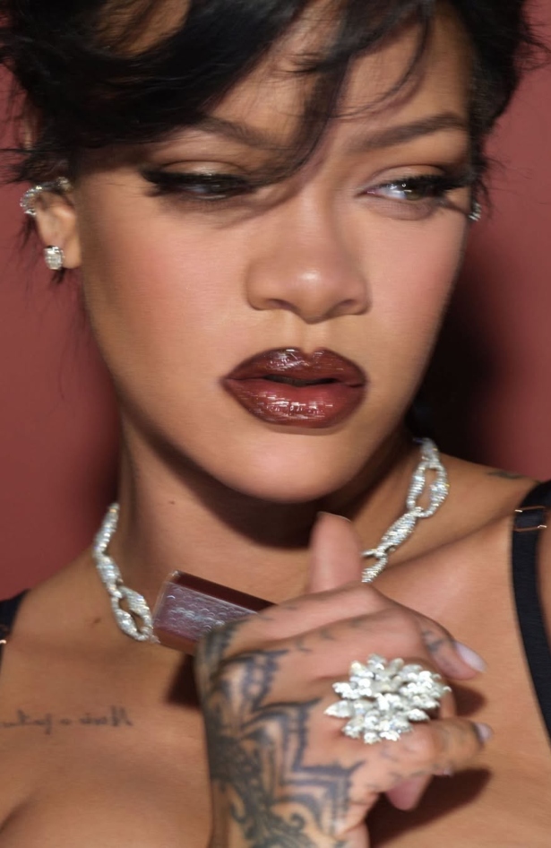 Rihanna lansira nove sjajne ruževe – koji su već hit na Tik Toku