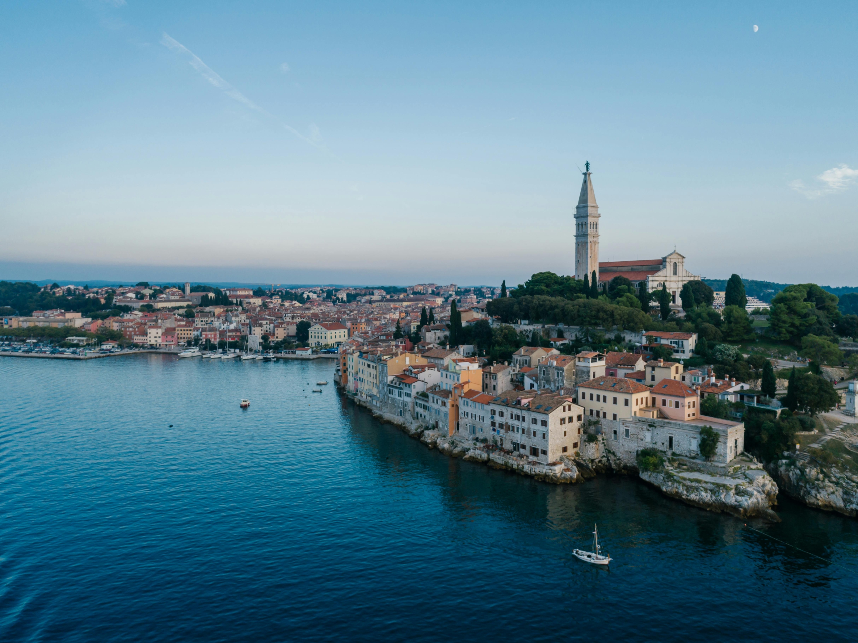 putovanja za Valentinovo_Rovinj_pexels-mikhail-nilov-8430503