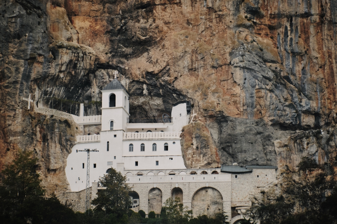 Crnogorski manastir u planini koji zadivljuje svojom arhitekturom i pogledom