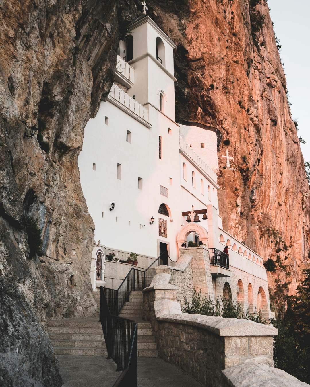 Crnogorski manastir u planini koji zadivljuje svojom arhitekturom i pogledom