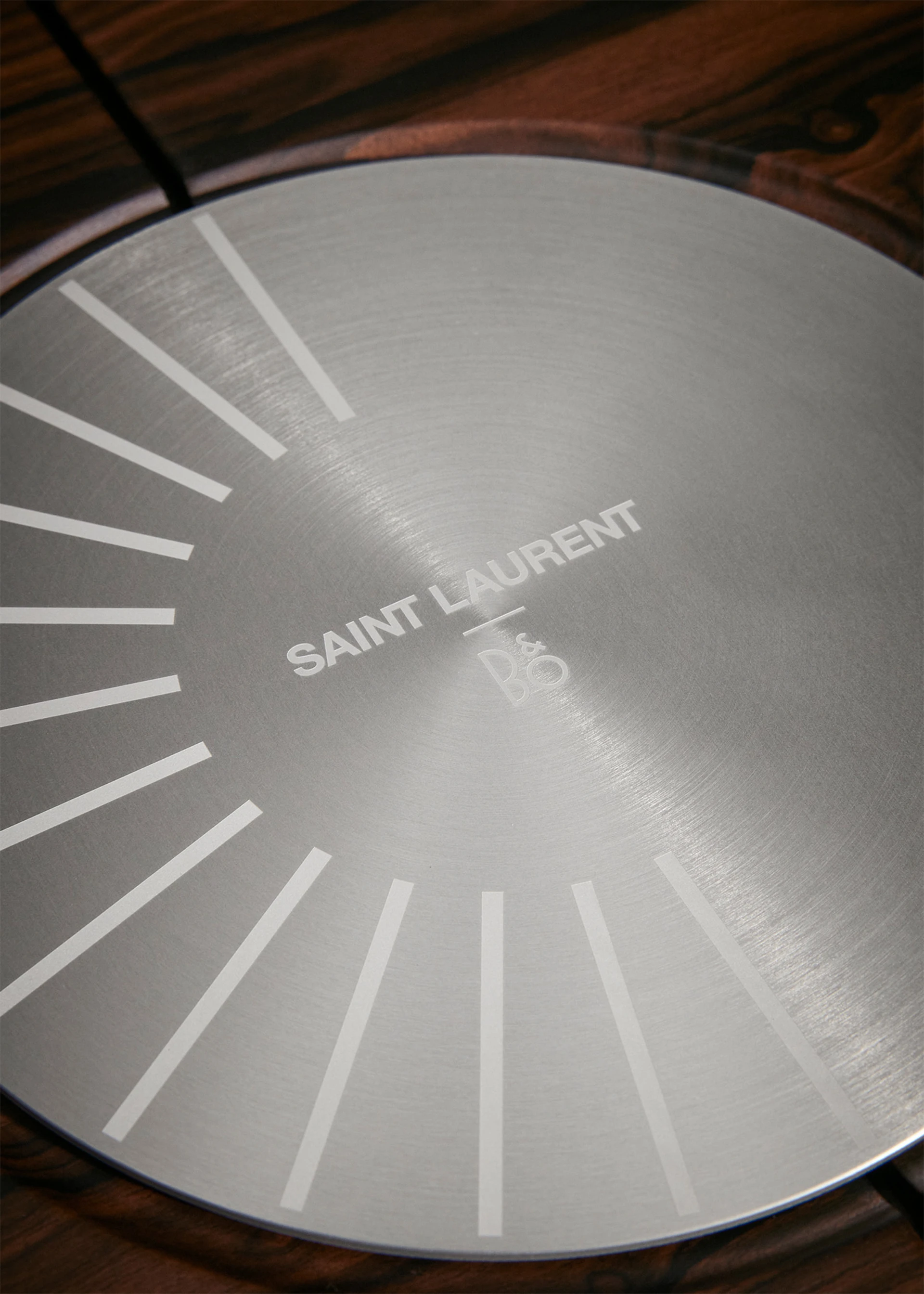 Saint Laurent i Bang & Olufsen (2)