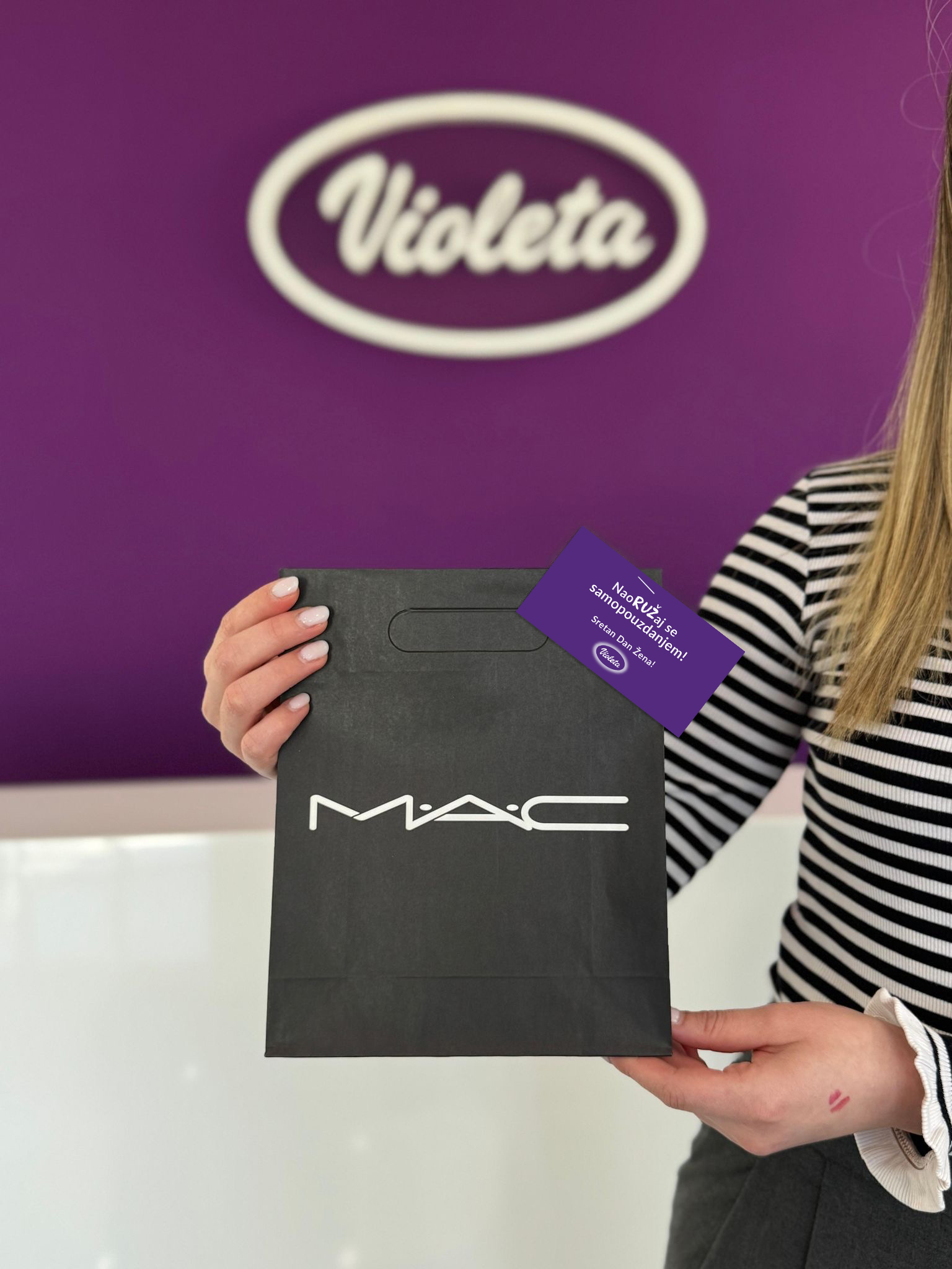 Violeta naoRUŽala zaposlenice MAC ruževima!